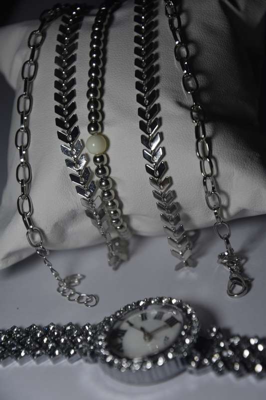 6 in 1 Bargain Ladies Quarts Watch Set with 5 Bracelets