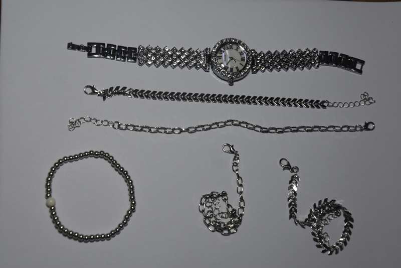 6 in 1 Bargain Ladies Quarts Watch Set with 5 Bracelets