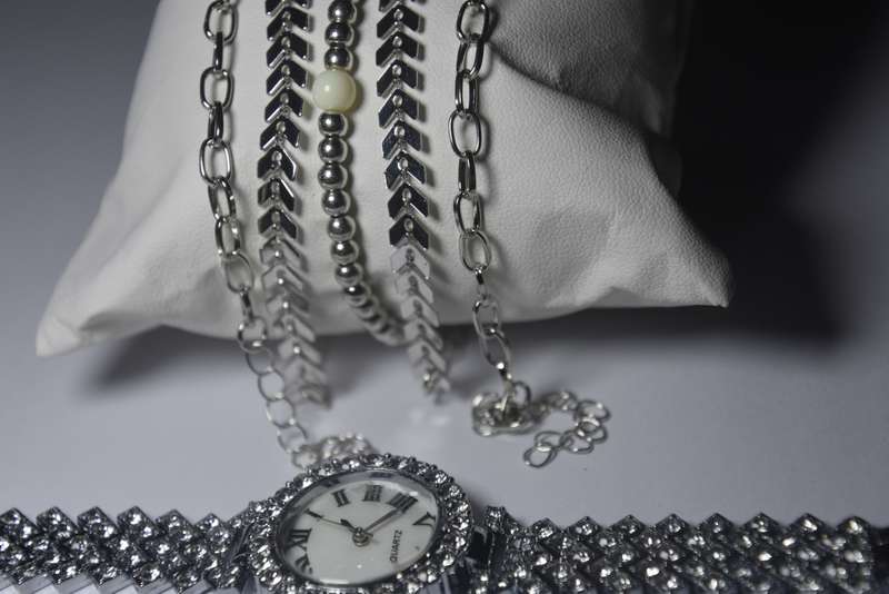 6 in 1 Bargain Ladies Quarts Watch Set with 5 Bracelets