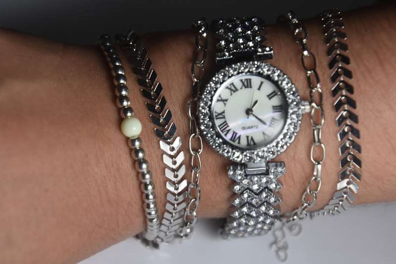 6 in 1 Bargain Ladies Quarts Watch Set with 5 Bracelets
