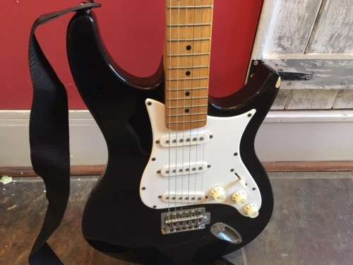 Behringer iAXE USB 6 string Electric Guitar, Black/White (with bag)