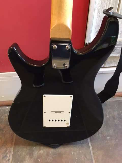 Behringer iAXE USB 6 string Electric Guitar, Black/White (with bag)