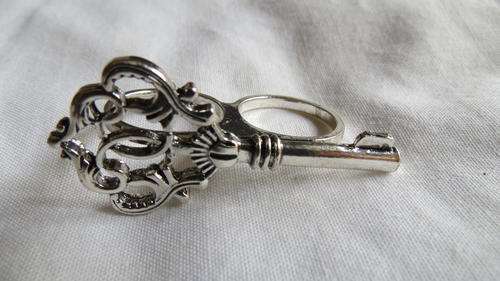 Sass Diva Key Double Finger Ring *MASS CLEARANCE*