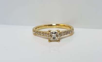 18ct Diamond Ring