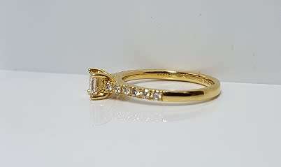 18ct Diamond Ring