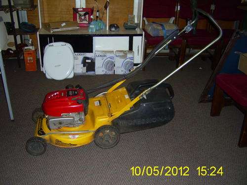 BRIGGS & STRATTON LAWNMOWER
