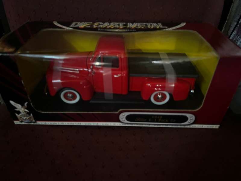 Ford F-1 Pick Up 1948 Die Cast Deluxe Edition 1:18