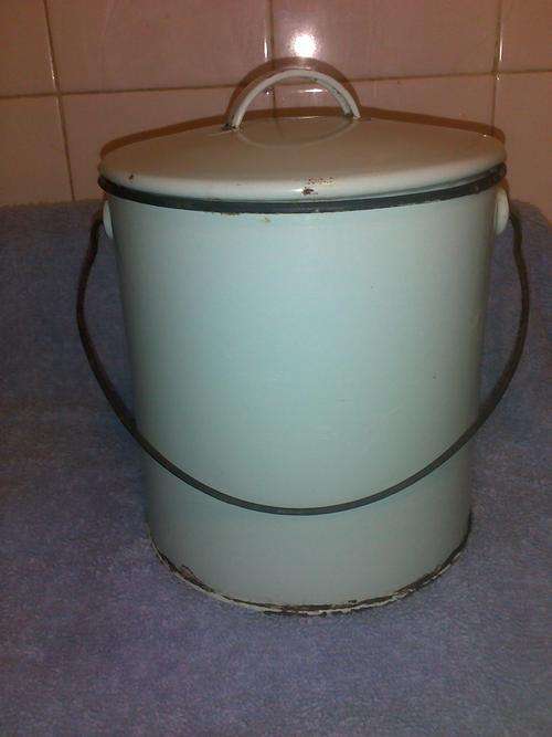 BUCKET/JAR WITH LID AND HANDLE
