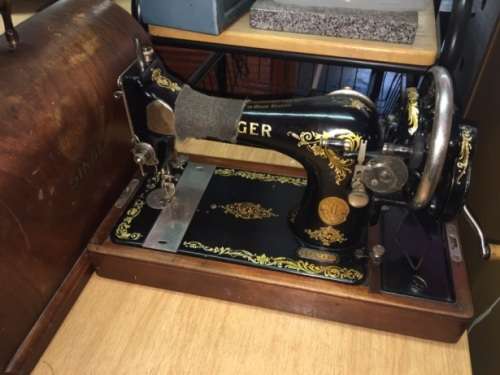 Antique Singer Sewing Machine**Rare Collectors Item**Free delivery around Gauteng**