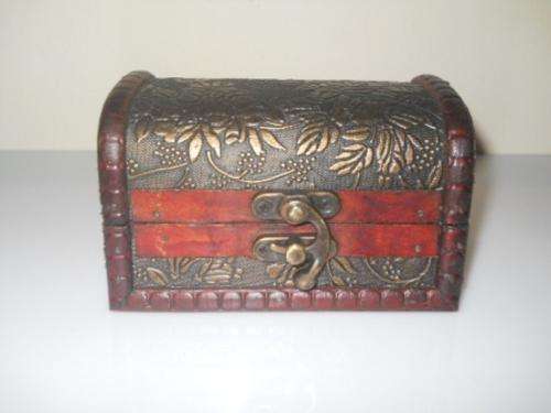 Beautiful Hand Crafted Wooden Trinket Box - (7cm x 9cm)