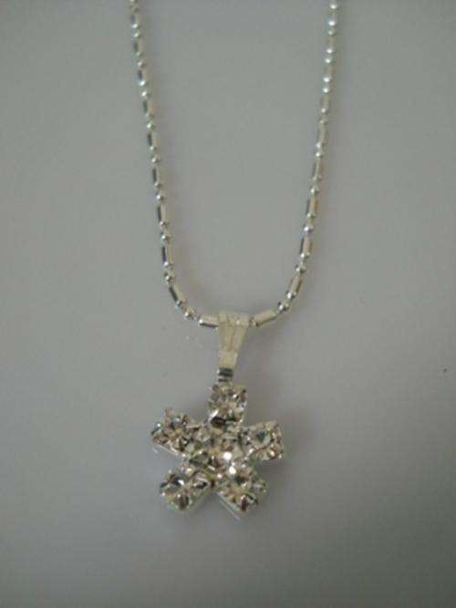 Beautiful "Diamante Flower" Pendant on Chain