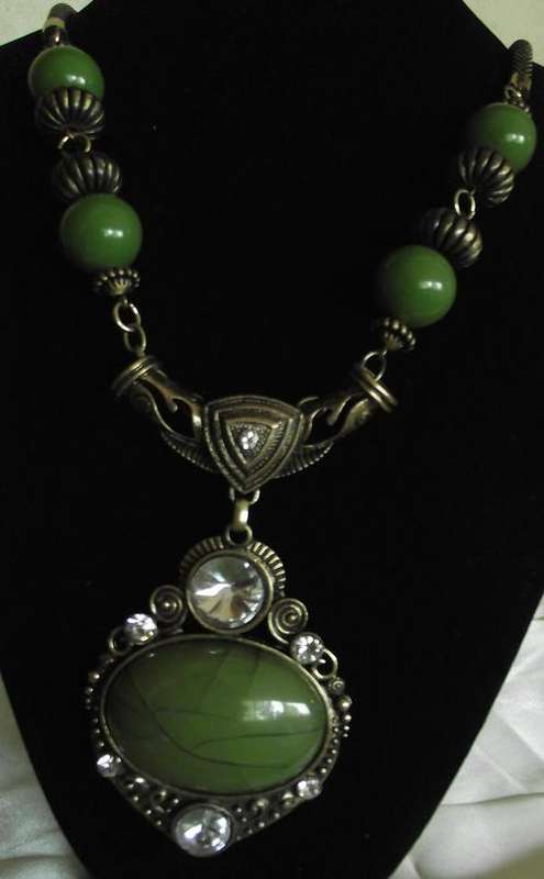 STUNNING COPPER TONE OLIVE GREEN ACRYL BEADS & PENDANT NECKLACE