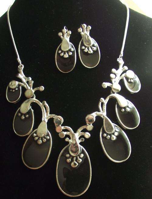 Beautiful Black Ovals Necklace & Earrings Set