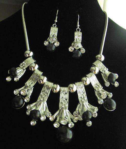 Gorgeous Black Faux Onyx& Austrian Crystals Necklace & Earrings Set