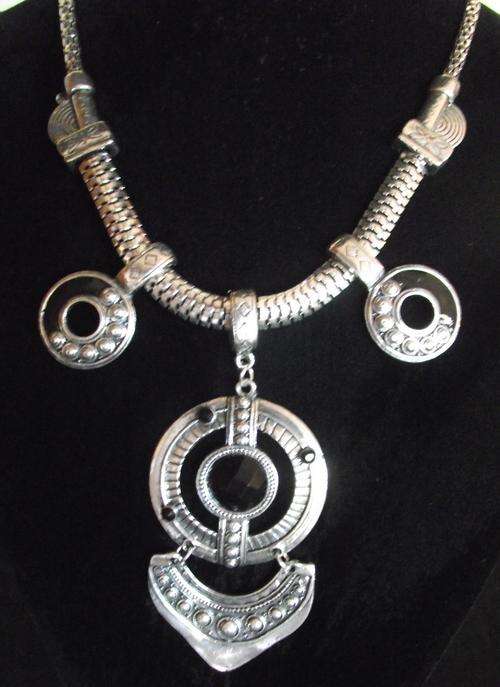 **Something Different*** Black Faux  Onyx &  Crystals  Dangle Pendant Necklace