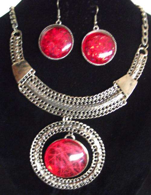 Beautiful tibet style Gold Tone Red acrylic Pendant Necklace & Earrings Set