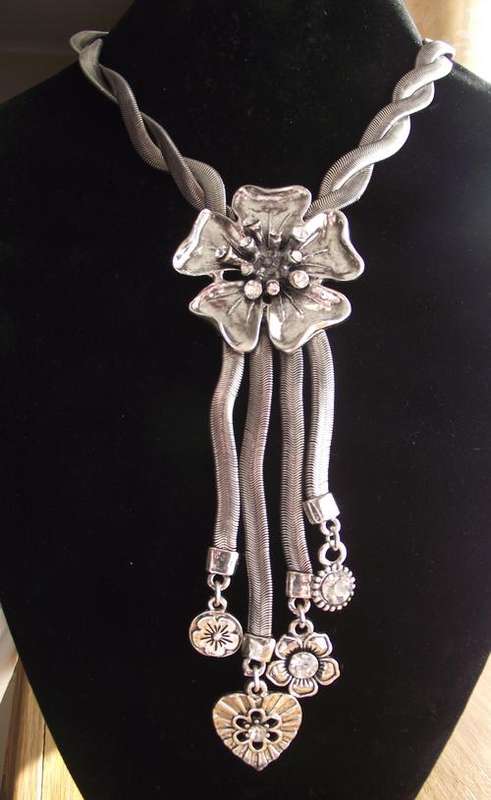GORGEOUS SILVER TWISTED CHAIN & CRYSTAL FLOWER NECKLACE