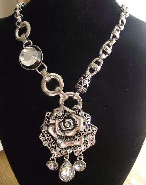 BEAUTIFUL TIBETAN SILVER FLOWER & CRYSTAL DANGLE NECKLACE
