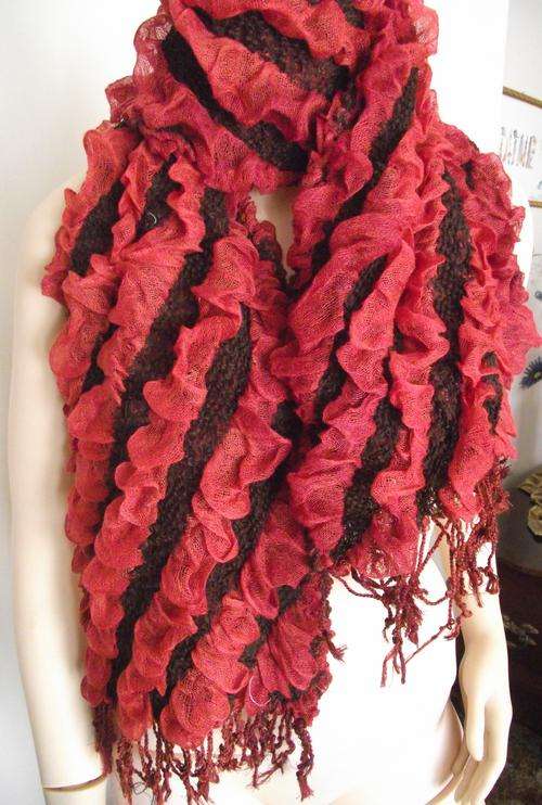 ***NEW*** Beautiful Red & Black Ruffled Scarf