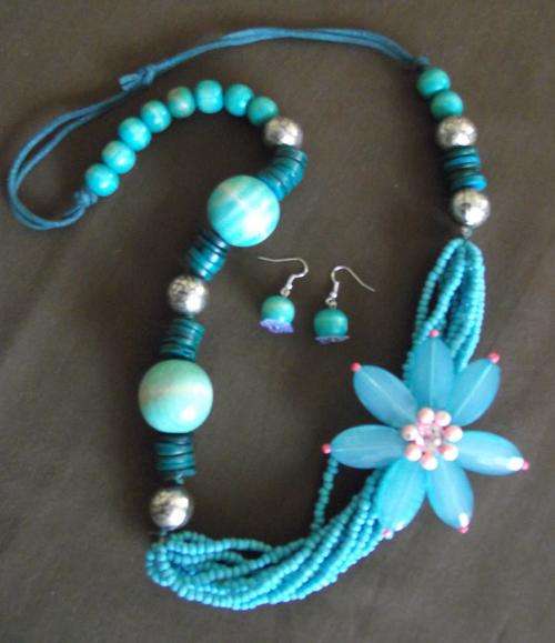 Turquoise Bohemian Chunky Carved Retro Wood Seedbeads and Beads With Acrylic FlowerNecklace 70cm