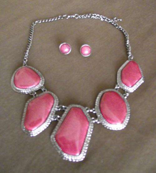 BEAUTIFUL RUST COLOR ACRYLIC STONES NECKLACE & EARRINGS SET
