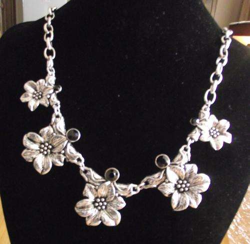 LOVELY 5 FLOWERS & FAUX ONYX  NECKLACE
