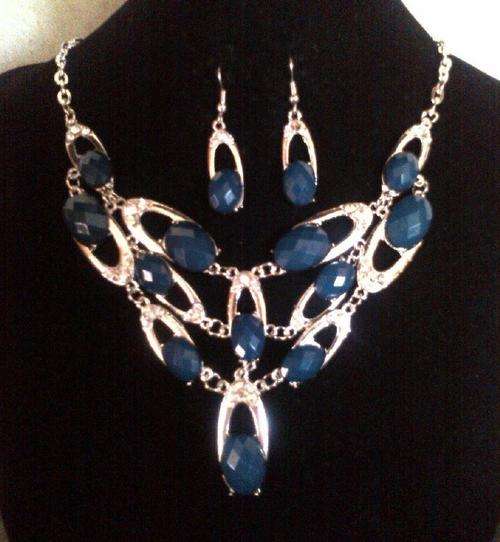 Stunning SilvertoneTurquoise Resin Stones Necklace & Earrings Set