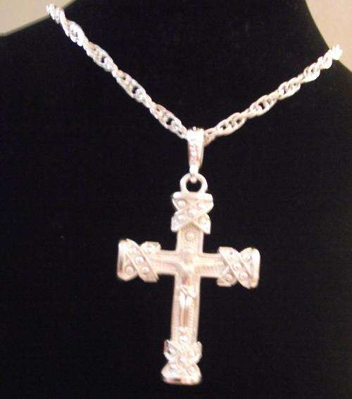 Lovely Silver Tone Cross Pendant Necklace