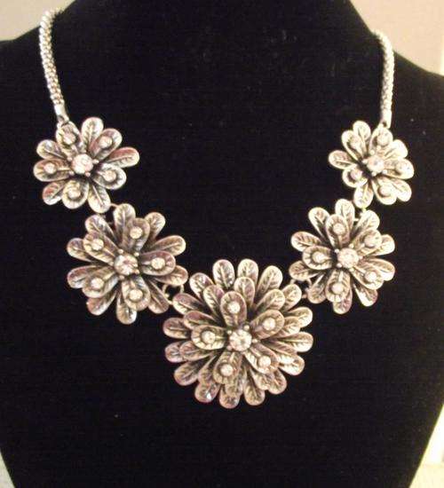 **LAST ONE***Stunning Tibet Silver Flower & Rhinestones Necklace