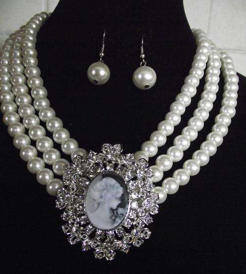 GORGEOUS FAUX PEARLS AND DIAMANTE CAMEO  3 ROWS BRIDAL CHOKER  NECKLACE & EARRINGS SET