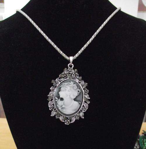 Lovely Long Chain Cameo Pendant Necklace