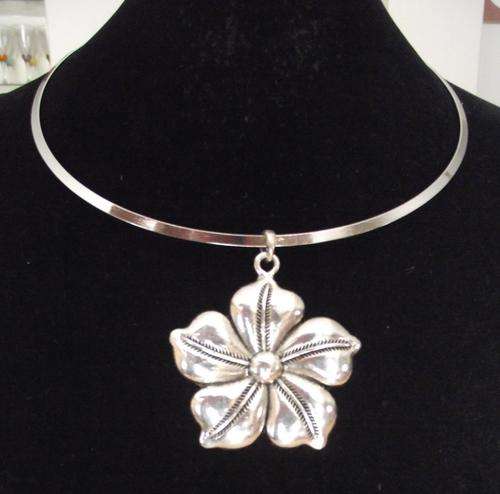 Gorgeous Tibet Silver Flower Pendant Choker Necklace