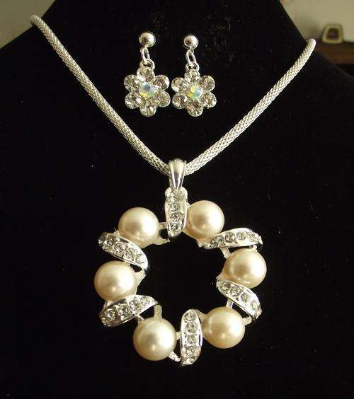 Gorgeous  Silver Faux Pearls And Crystals Pendant Necklace & Earrings Set