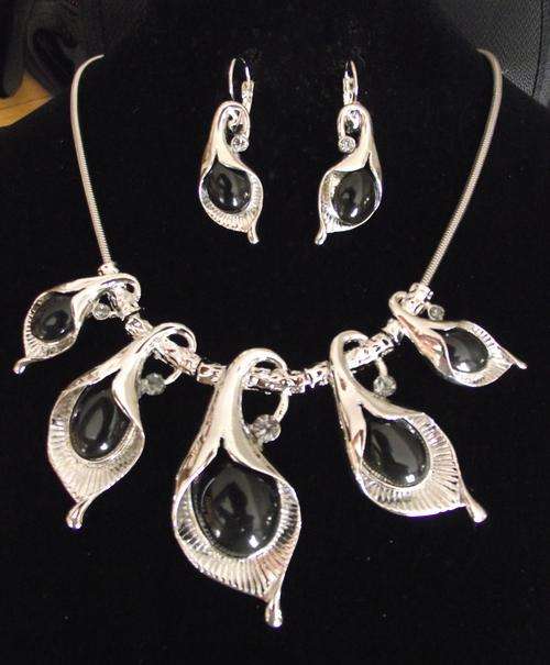 STUNNING SILVER FAUX ONYX SWIRL FLOWER, CRYSTALS NECKLACE & EARRINGS SET