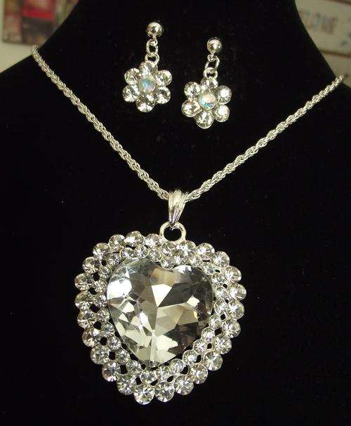 Gorgeous Silver Coated Crystal Heart Necklace & Earrings Set