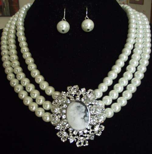 **LAST ONE***Pearl and Crystal Cameo Pendant Necklace & Earrings Set