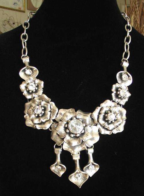 Classy silvertone Flower Necklace (Free Gift Box)