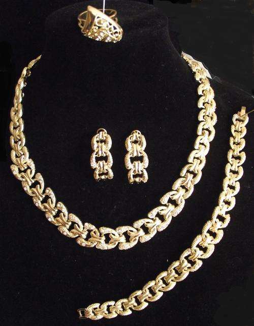Stunning 18ct Gold Filled Swarovski Crystals Necklace, Bracelet, Ring and Earrings set