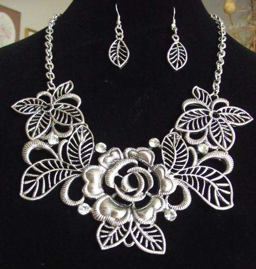 Beautiful Silver Embroidery Design Rose Rhinestone Necklace & Earrings set