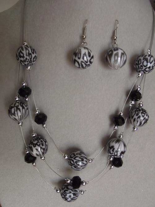 BEAUTIFUL BLACK & WHITE 3 STRANDS  FLOATING BEADS NECKLACE & EARRINGS SET