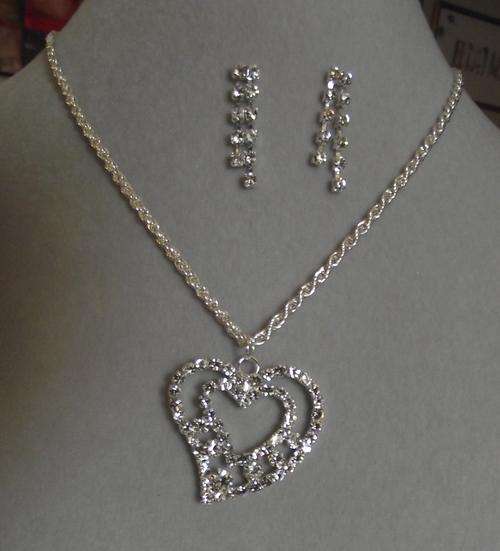Large Silver Tone Rhinestone Heart Pendant Twisted Chain Necklace & Dangle Earrings Set