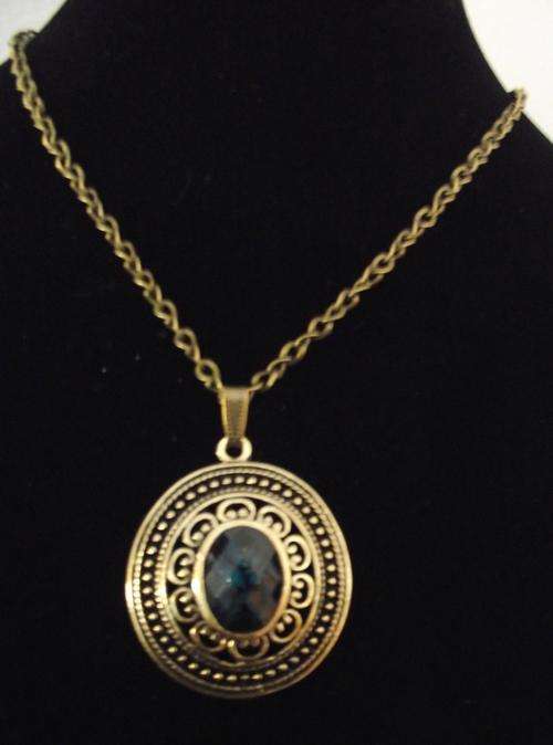Retro Blue Resin Gemstone Round Pendant Necklace