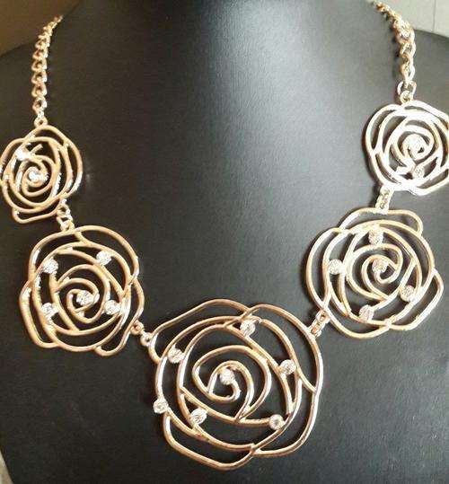 Gold Tone Rose Flowers & Rhinestones Pendant Necklace
