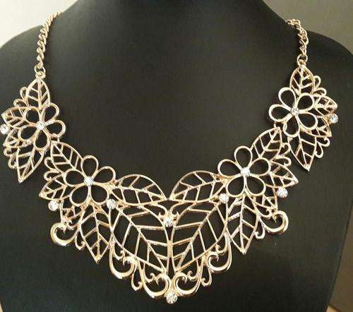 Gold Tone Flower, Leaf & Rhinestones Pendant Necklace