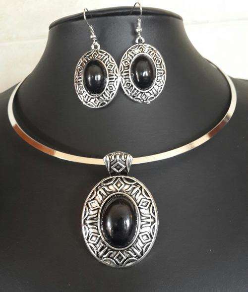 Gorgeous Tibet Silver  BLACK Oval Resin Stone Pendant Choker Necklace & Earrings Set