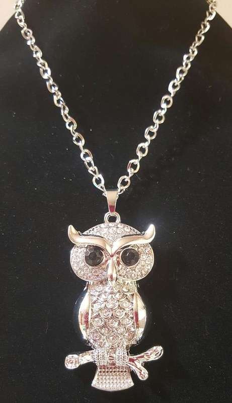 Beautiful Silver tone  Crystal Owl Pendant Necklace