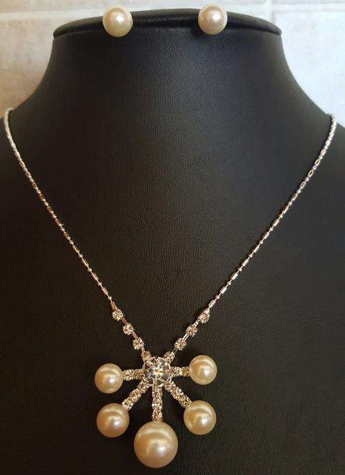 Silver Rhinestones/Pearls Pendant Popcorn Chain Necklace & Earrings Set Including Free Gift Box