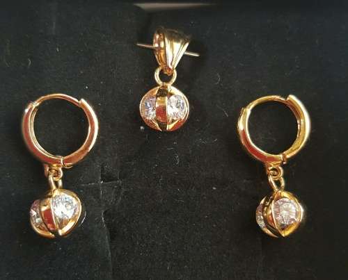 18ct Gold Filled  Pendant & Earring Set