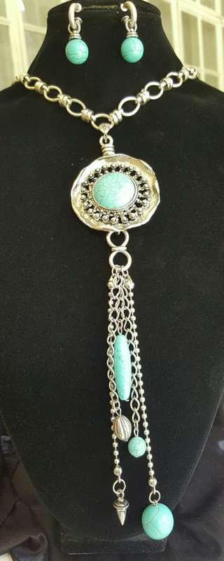 Lovely silvertone Turquoise Dangle Pendant Necklace & Earrings Set