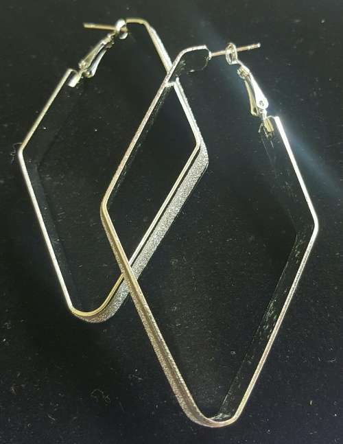 SILVER MICRO GLITTER DIAMOND SHAPE HOOP EARRINGS